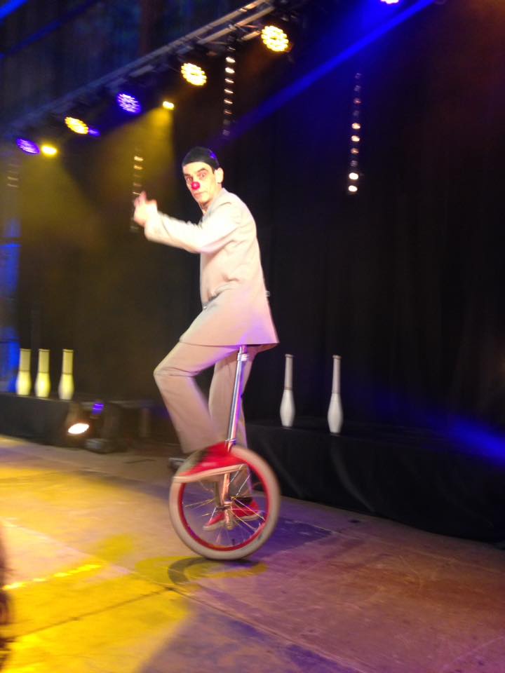 Le clown Robert sur son monocycle