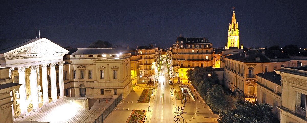 Ambiance touristique de Montpellier la nuit 