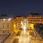 Ambiance touristique de Montpellier la nuit 