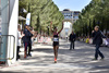 La Kenyane Jeronoh Mercyline est la première athlète féminine à franchir la ligne d’arrivée. Elle boucle son marathon en 2h 53 minutes.
