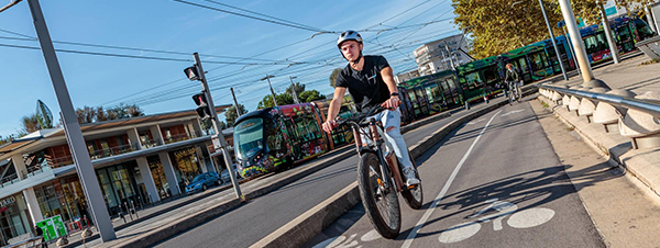 cycliste sur piste cyclable le long de la ligne de tram