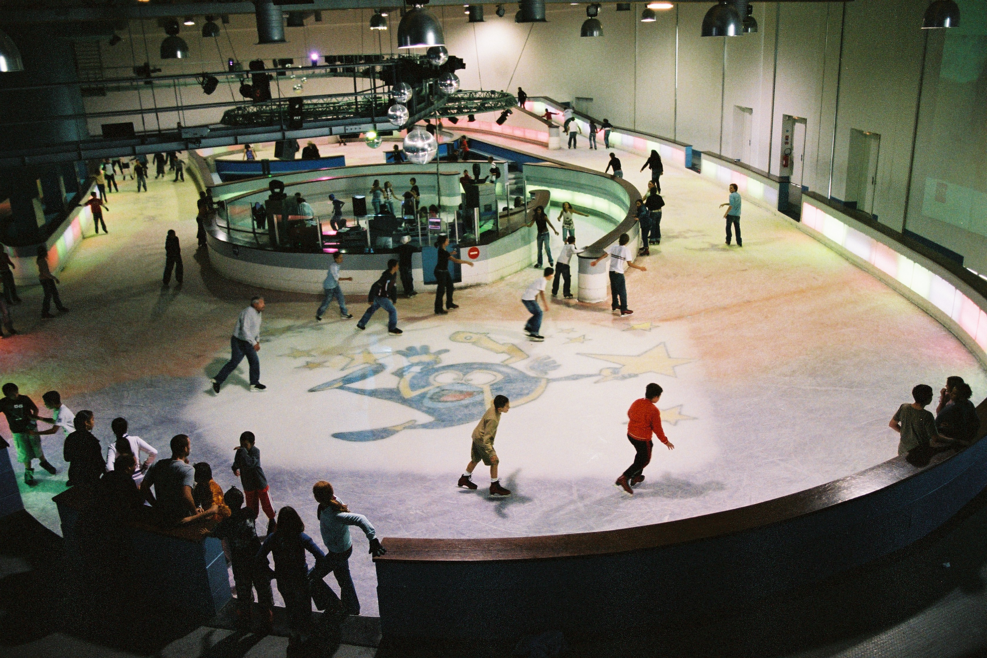 La patinoire Vegapolis est la première piste ludique de France, avec 1300 mètres carrés de glace