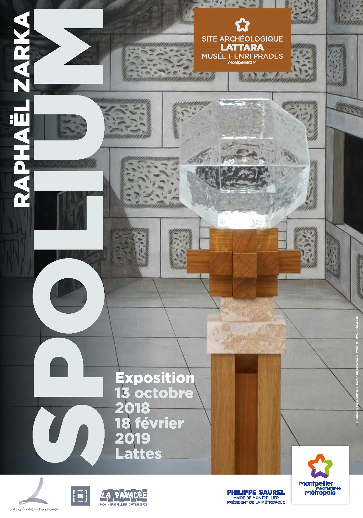 Affiche de l'exposition SPOLIUM : Une sculpture en verre sur un support en bois