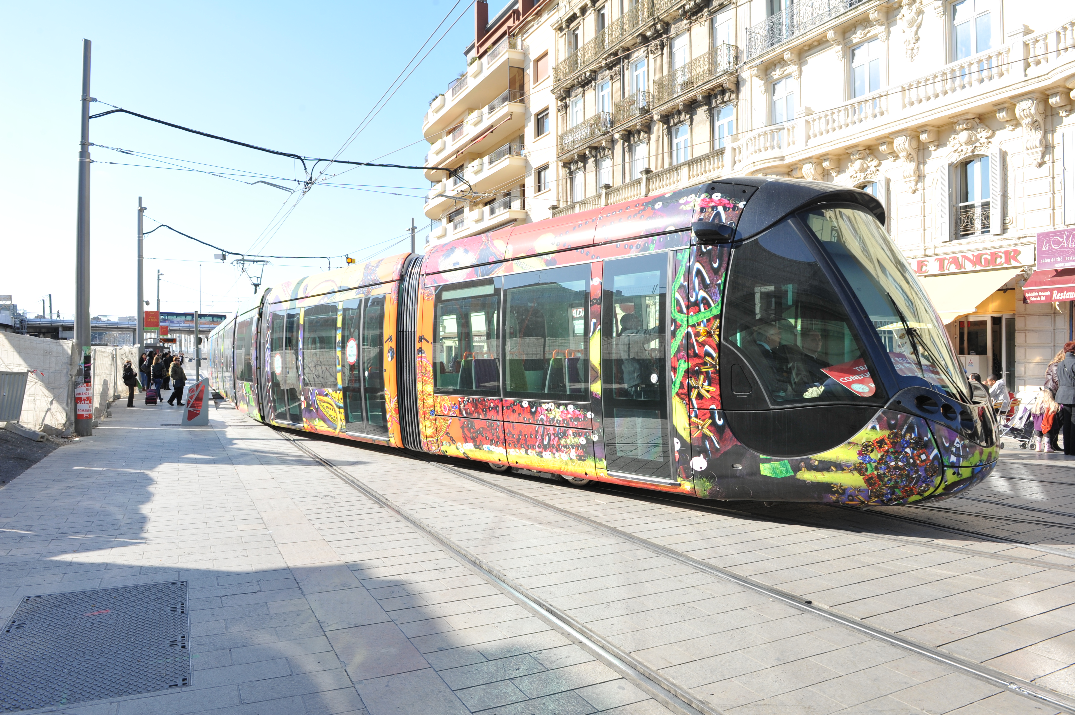 Vue d'un tram aux abords de la gare de Montpellier